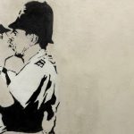10-baci-famosi-nella-storia-dellarte-banksy-kissing-coppers-1