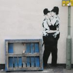 10 baci famosi nella storia dell'arte-banksy-kissing coppers