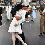 foto storiche ricolorate-bacio