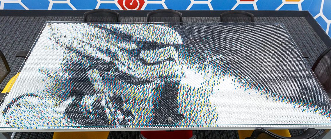 stormtrooper con 30000 puntine da disegno