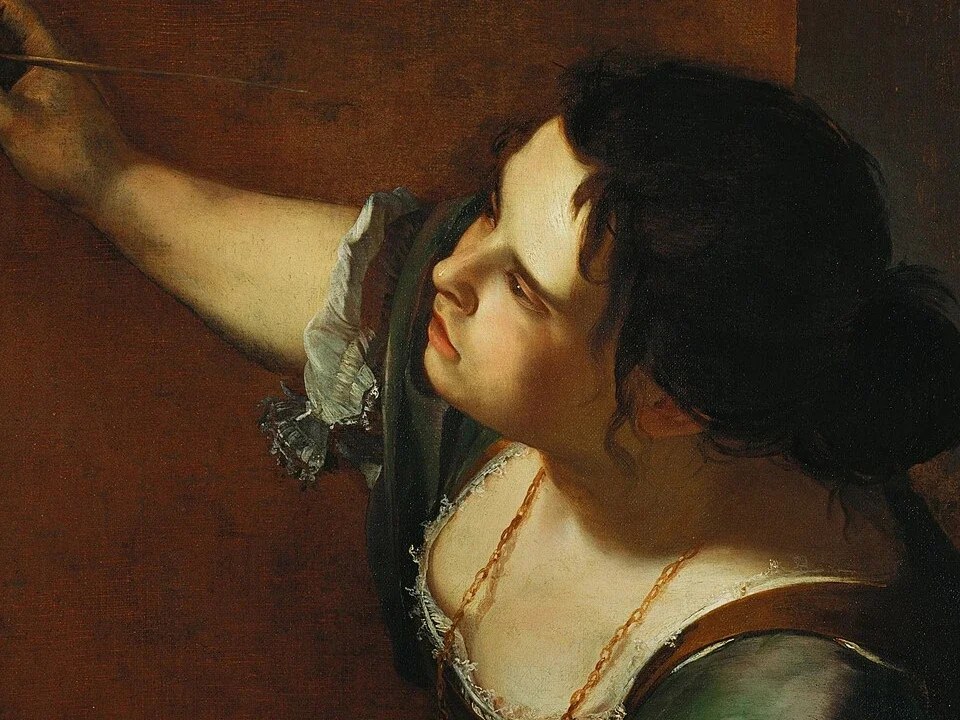 Autoritratto di Artemisia Gentileschi mentre dipinge, volto concentrato e pennello in mano