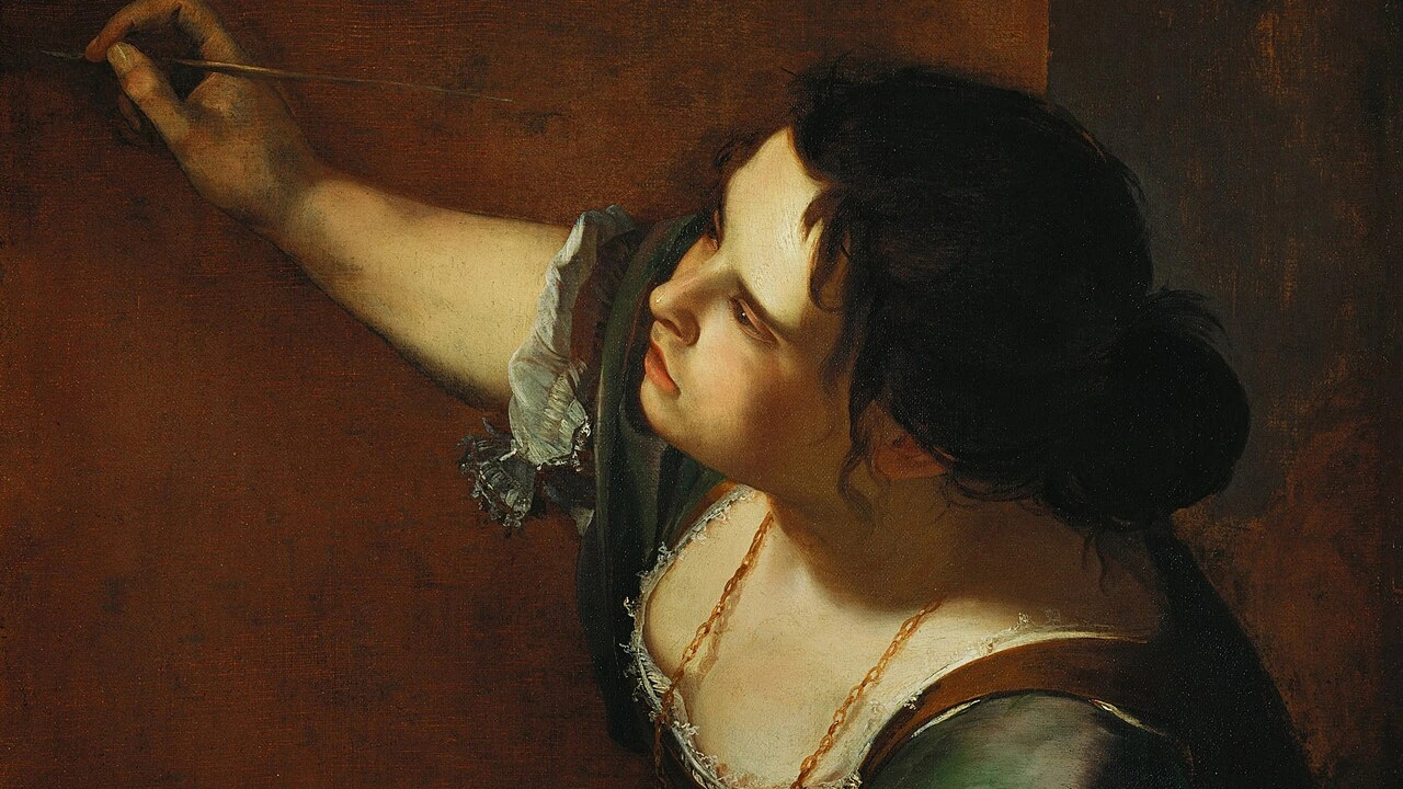 Autoritratto di Artemisia Gentileschi mentre dipinge, volto concentrato e pennello in mano