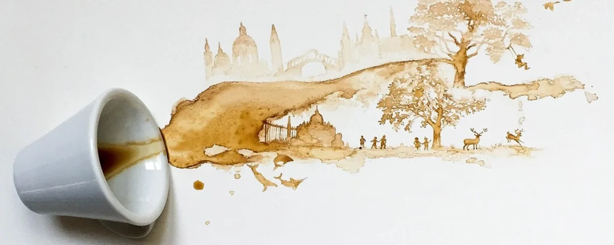 Illustrazione realizzata con macchie di caffè da Giulia Bernardelli, raffigurante un paesaggio con alberi, cervi e skyline di città