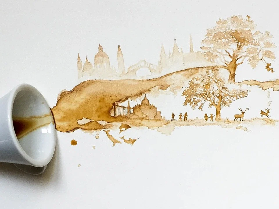 Illustrazione realizzata con macchie di caffè da Giulia Bernardelli, raffigurante un paesaggio con alberi, cervi e skyline di città