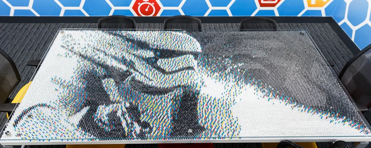 Ritratto di Stormtrooper realizzato con quasi 30.000 puntine da disegno sul tavolo di una sala riunioni